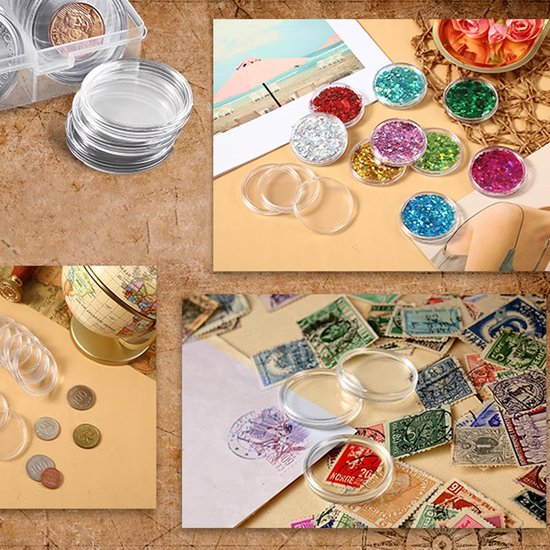 Stapel transparante muntcapsules met munten, glitters, postzegels en een globe.