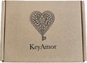 Een bruine kartonnen doos met een hartvormig sjabloon en de tekst 'KeyAmor'.