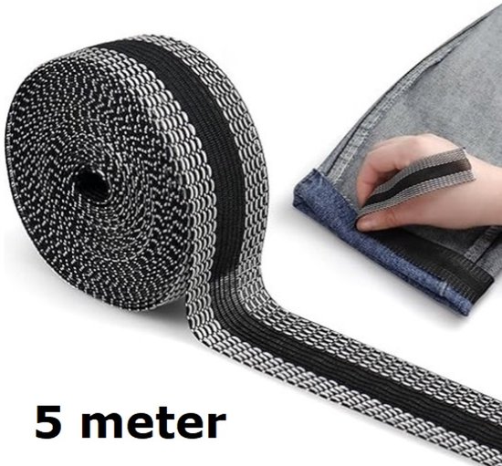 Rol van 5 meter zwart-wit gestreepte strijkband en een deel op een broekpijp.
