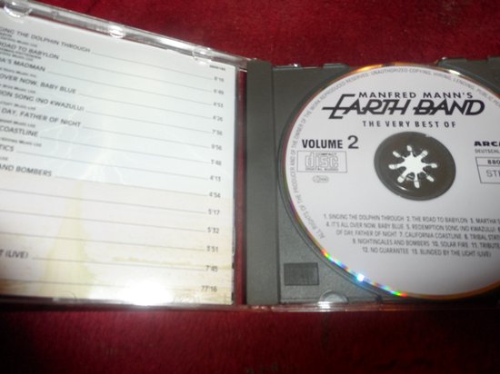 CD-hoesje van Manfred Mann's Earth Band, Volume 2 met de tracklist op de linkerpagina en de CD-schijf rechts.