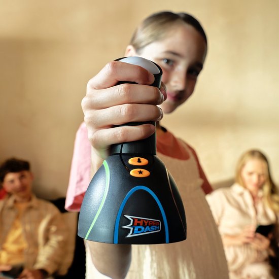 Een meisje houdt een zwarte Hyper Dash spelconsole met oplichtende lamp voor zich.