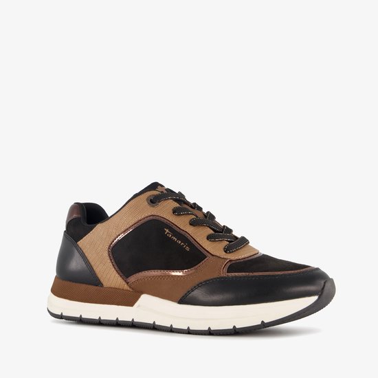 Sneaker Tamaris marron et noire avec des accents bronze, vue de côté.