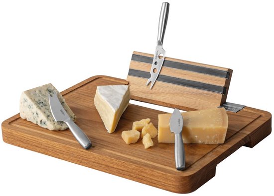 Houten kaasplank met diverse kazen, vier kaasmessen en enkele vijgen.