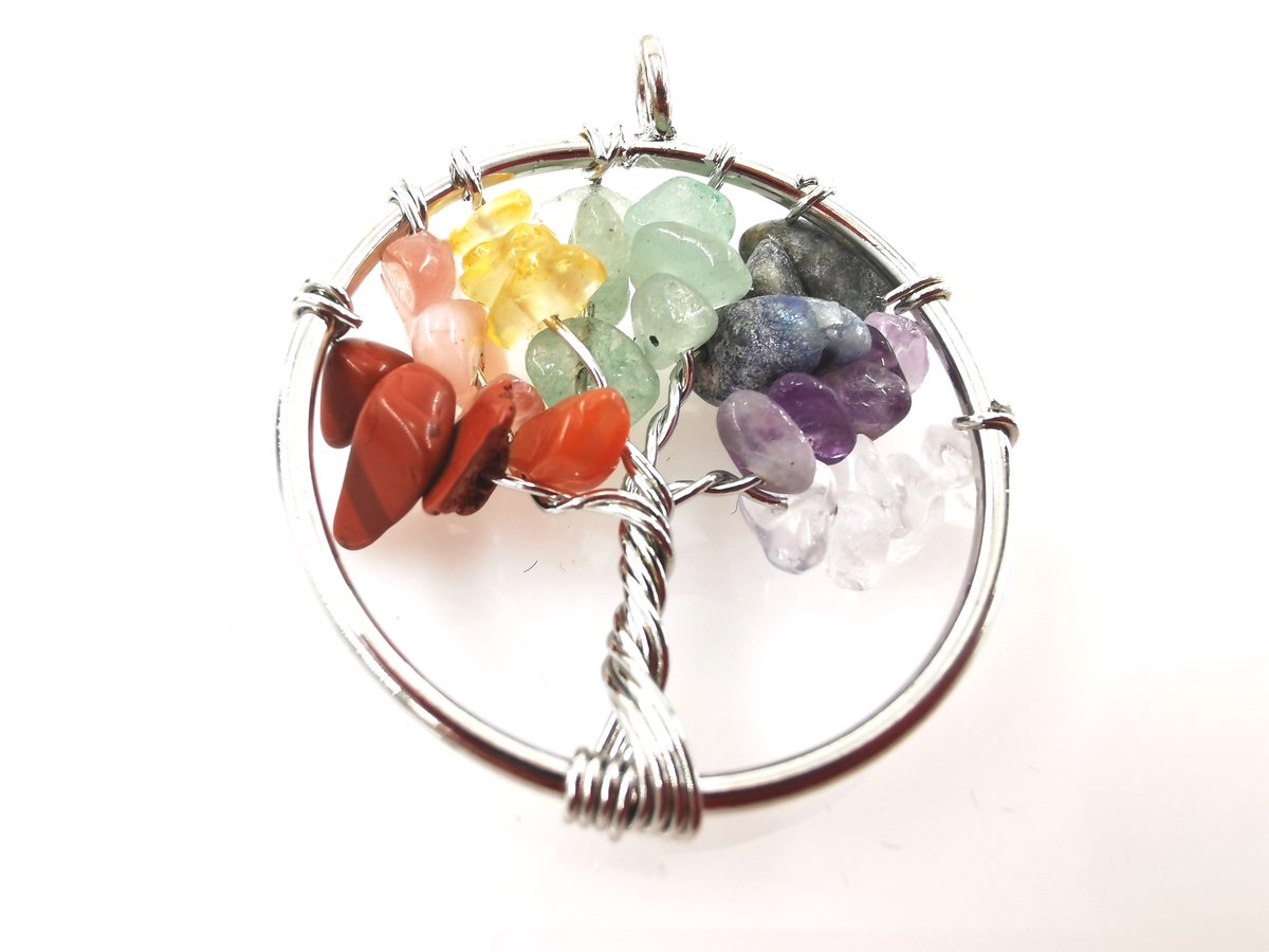 Hanger - Edelsteen - 7 chakra - Tree of life. Een levensboom met chakra edelstenen combineert de symboliek van de levensboom met de energie van de chakra's.