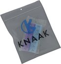 Een paarse en blauwe pillendoos verpakt in een doorzichtig grijze plastic zak met KNAAK logo.