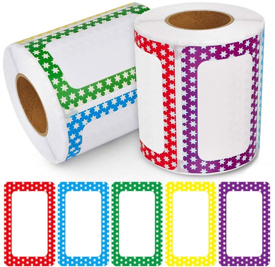Deux rouleaux d'étiquettes nominatives avec des bords en étoiles colorées (rouge, violet, vert, jaune, bleu). Une pile de cinq étiquettes individuelles est en dessous.