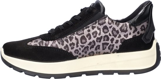 Zijaanzicht van een zwarte sneaker met luipaardprint, veters en een dikke witte zool.