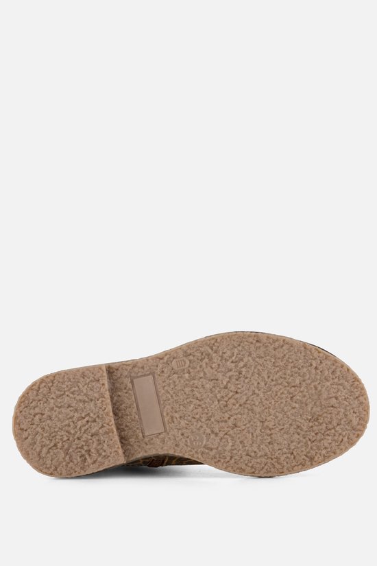 Onderkant van een bruin suède laarsje met panterprint en glitter. Rubberen zool.