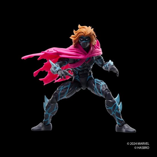 Actiefiguur met oranje haar, zwart masker en roze cape. Zwart pak met blauwe lijnen, op zwarte achtergrond.