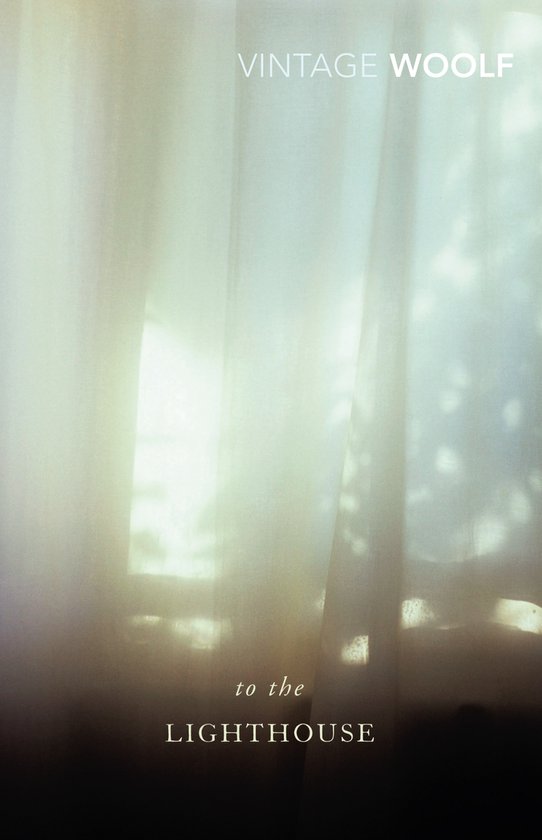 Boek kaft 'To the Lighthouse' door Vintage Woolf, met diffuse gordijnen op de achtergrond.