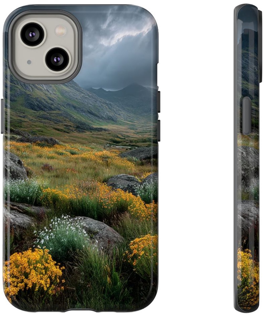Berglandschap met Wilde Bloemen – Telefoonhoesje Geschikt voor iPhone 14