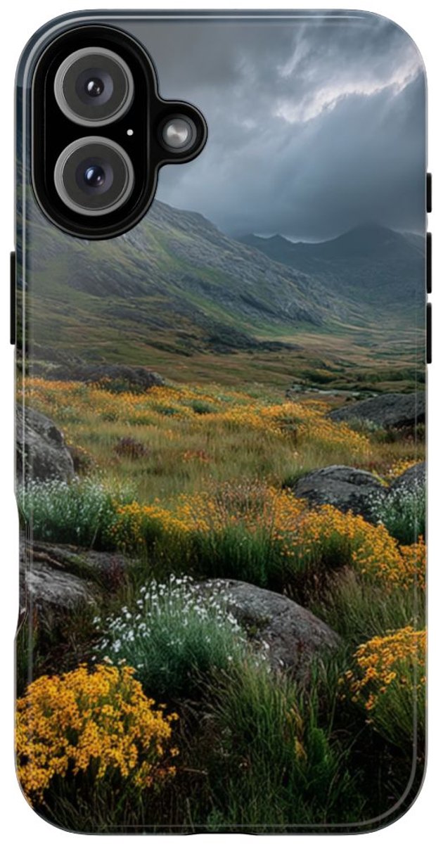 Berglandschap met Wilde Bloemen – Telefoonhoesje Geschikt voor iPhone 16 Plus