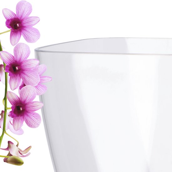 Close-up van de rand van een transparante vierkante bloempot met een tak van paarse orchideeën ernaast.