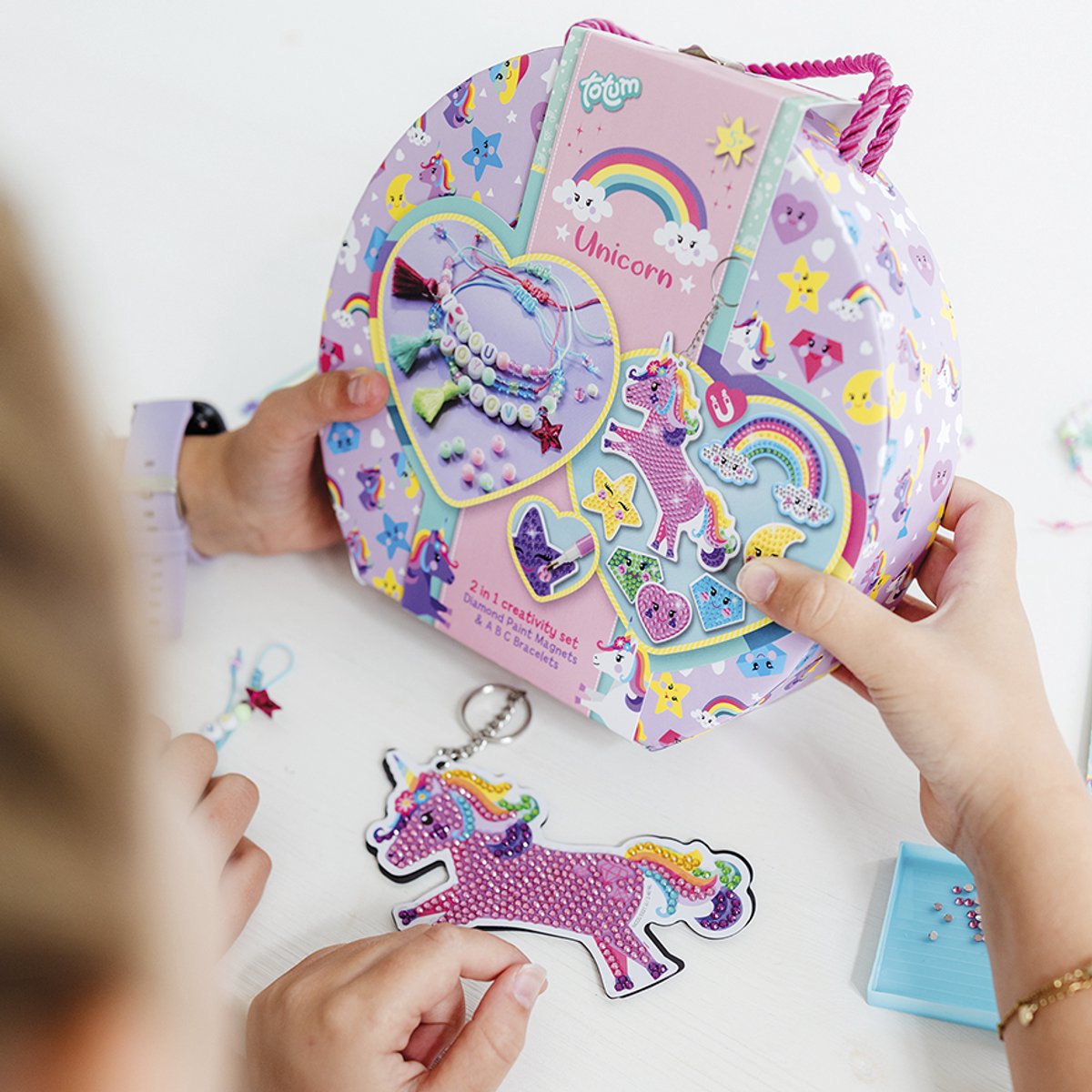 Totum unicorn knutselkoffertje 2 in 1 letter armbandjes maken en diamond paint magneten - 250 delige knutselset speelgoed meisjes vanaf 5 jaar, knutselen cadeau tip — afbeelding 15