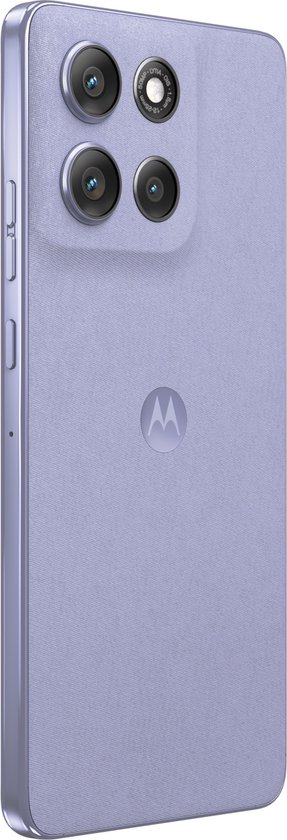 Lichtpaarse smartphone, achterkant met cameralens en Motorola logo.