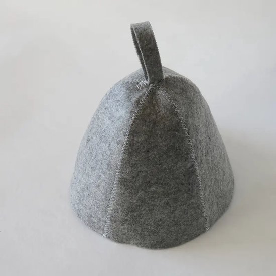 Grijze vilten saunamuts met lus en stiksels.