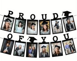 Graduation Fotolijst Slinger – Proud of You – Afstudeer Decoratie – Foto Banner voor Diploma-uitreiking – Geslaagd Versiering – Zwart Karton – 13 Vakken – Muurdecoratie Feest