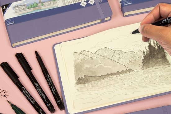 Schetsboek met een schets van een berglandschap.