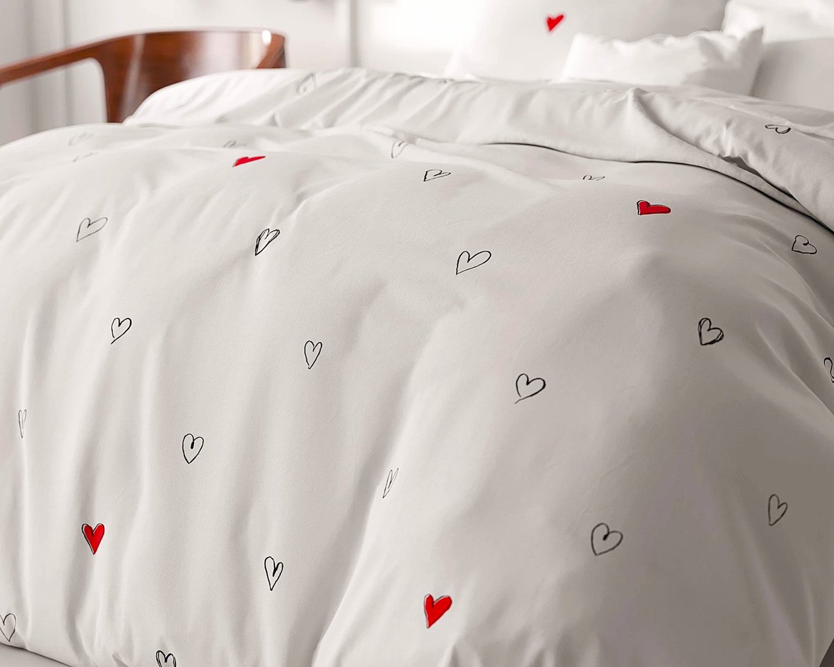 Sleeptime 1-persoons dekbedovertrek (dekbed hoes) wit met kleine zwarte en rode hartjes / harten / hearts eenpersoons 140 x 220 cm (rustig beddengoed meidenkamer / tieners, cadeau idee Sint & Kerst)