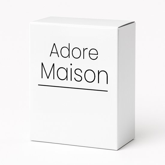 Witte kartonnen verpakking met het logo 'Adore Maison'.
