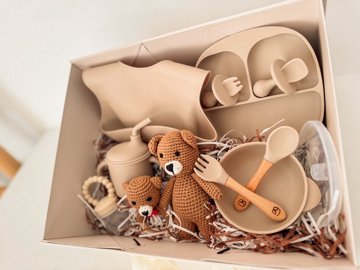 The Baby Supply Bear & Bites Cadeaubox – Luxe Kraamcadeau Serviesset Bruin met Knuffelbeer & Babyservies
