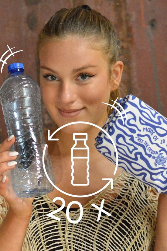 Jong meisje met knotjes houdt een plastic fles en een tasje met blauwe golven print vast. Tekst: 'Made of 20 plastic bottles'.