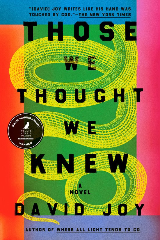 Boekomslag van 'Those We Thought We Knew' met een groene slang op een groene achtergrond. De titel is groot in het zwart weergegeven.
