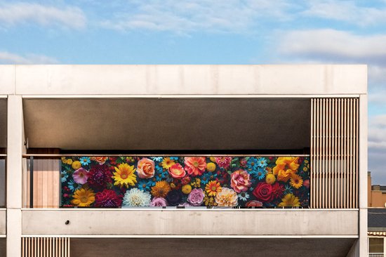 Moderne balkonafdekking met een levendige, kleurrijke bloemenprint tegen een blauwe hemel.