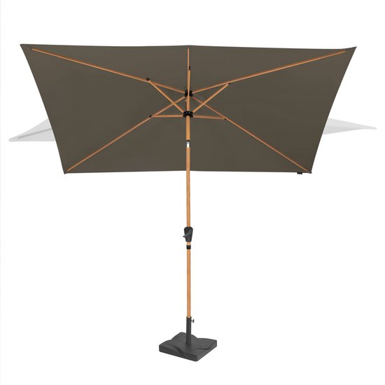 Intérieur du parasol rectangulaire taupe, partiellement ouvert, avec rayons en bois.