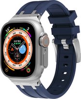 Strap-it luxe liquid siliconen bandje geschikt voor de Apple Watch 1/2/3/4/5/6/7/8/9/SE/Ultra (2) in de maat 42 mm 44 mm 45 mm 49 mm - luxe rubberen iWatch sport bandje met titanium aansluiting (blauw met zilver)