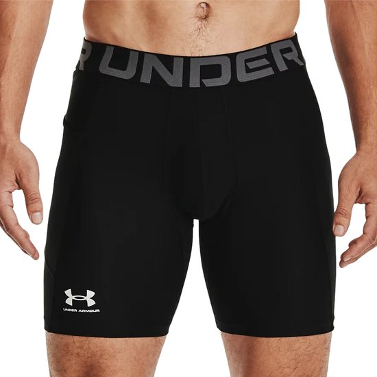 Zwarte Under Armour sportbroek met grijs 'UNDER ARMOUR' logo op de tailleband en wit logo op de linkerpijp.