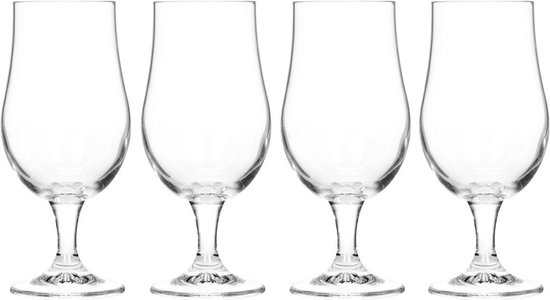 Vier lege bierglazen op voeten, op witte achtergrond.