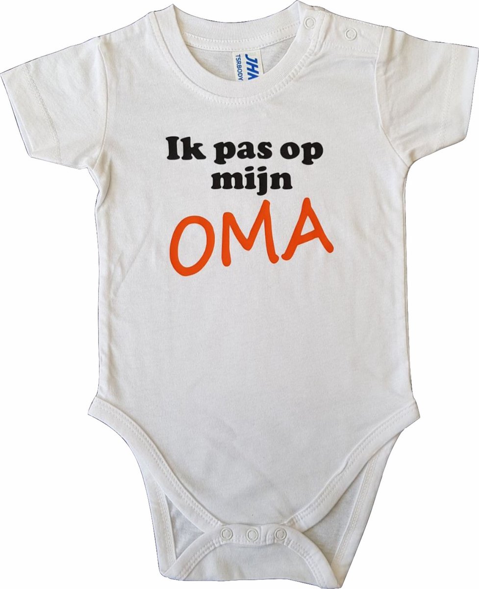 Witte romper met "Ik pas op mijn oma" - 3 maanden - grootmoeder, babyshower, zwanger, cadeautje, kraamcadeau, grappig, geschenk, baby, tekst, bodieke