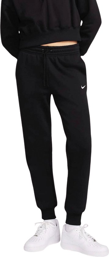 Zwarte Nike joggingbroek met trekkoord, witte Nike sneakers en sokken.