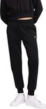 Zwarte Nike joggingbroek met trekkoord, witte Nike sneakers en sokken.