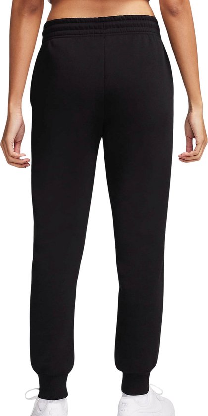 Achterkant van een zwarte Nike joggingbroek met elastische enkelbanden.