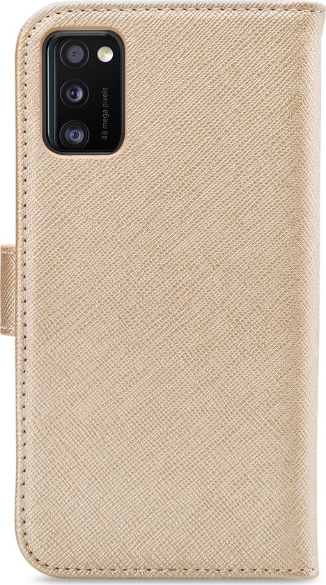 Étui de téléphone doré de style portefeuille, fermé. Avec découpe pour objectif d'appareil photo.