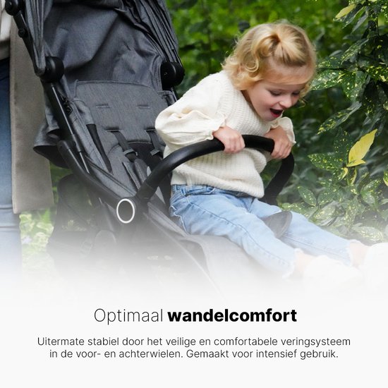 Grijsgemêleerde buggy met een lachend kind erop. Zitting is ruim en comfortabel.