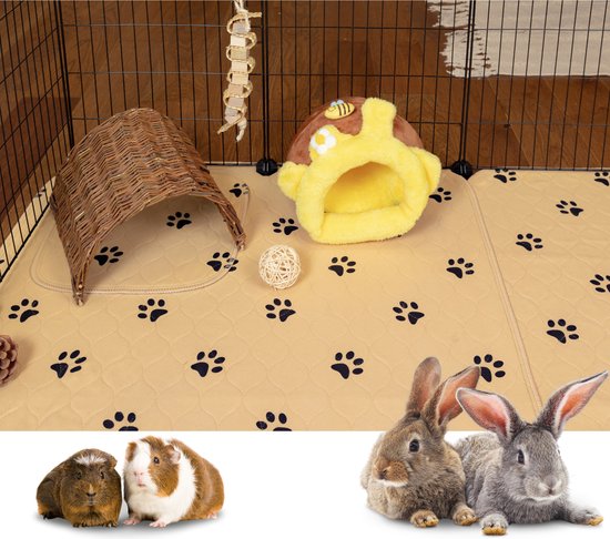 Een beige fleece liner met zwarte pootjesprints in een ren met konijnen en cavia's.