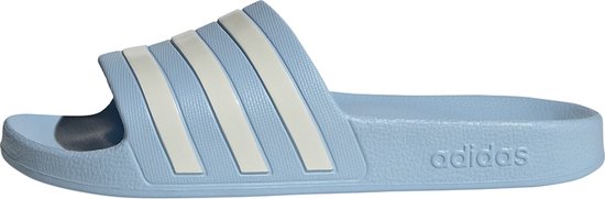 Lichtblauwe Adilette slipper met witte Adidas strepen en logo.