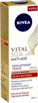 NIVEA Vital Soja Anti-Aging Intensive Care Light Tinted Medium SPF 15 (1x40 ml), anti-aging serum verrijkt met soja en gekleurde pigmenten, gezichtsbehandeling voor vrouwen met een rijpere huid