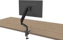 Zwarte monitorarm met klembevestiging aan een houten bureau, ondersteunt een plat computerscherm.