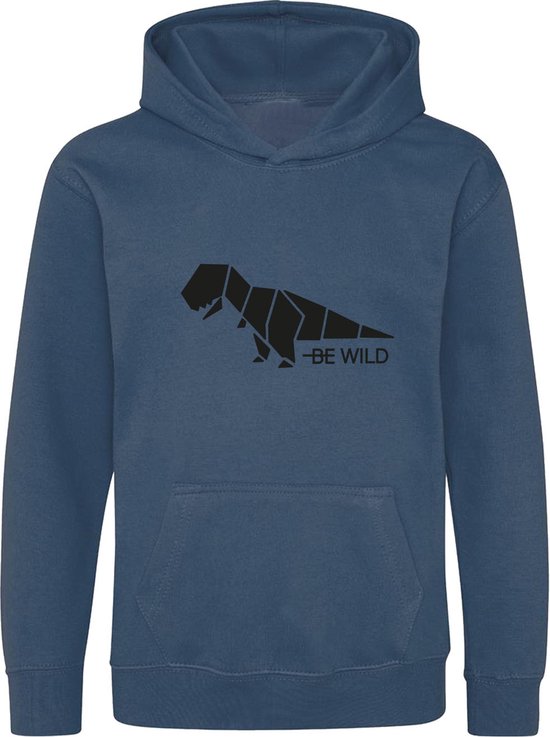 Donkerblauwe kinderhoodie met zwarte geometrische dinosaurusprint en de tekst -BE WILD op de borst.