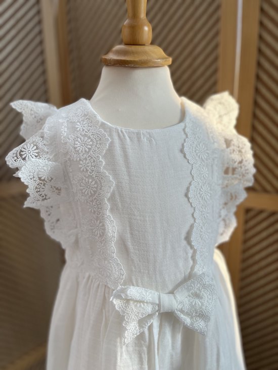 Witte zomerjurk met kanten kraag, strik en broderie