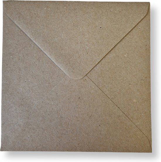 Dichtgevouwen vierkante envelop van bruin kraftpapier, 14x14cm.