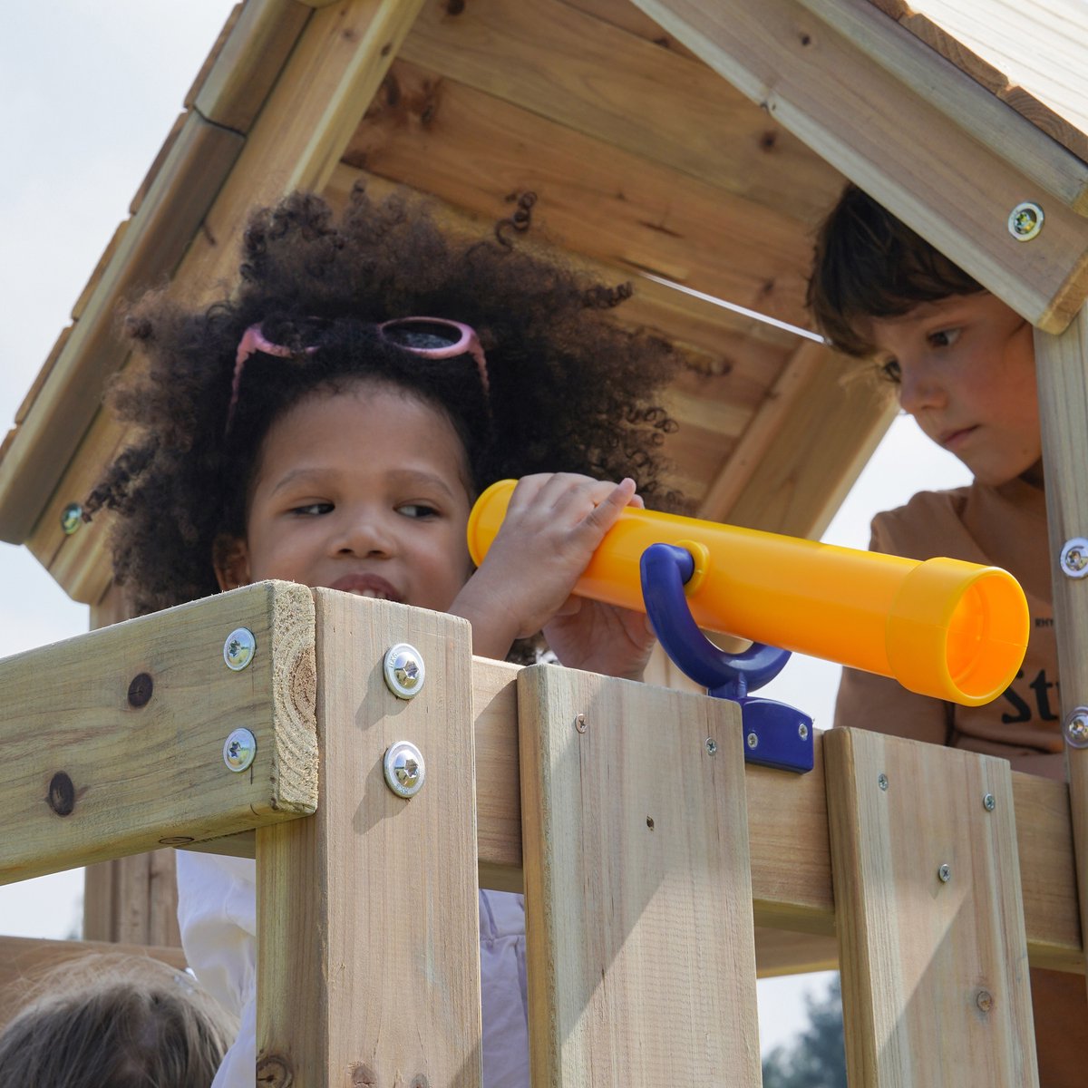 AXI Moos Speeltoestel met Dubbele Schommel en Touwladder Bruin – Witte Glijbaan – Zandbak en Klimwand – Telescoop en Stuur - FSC hout - Speelhuis op palen voor de tuin — afbeelding 15