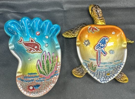 Decoratieve asbakken " tropisch - schildpad en voet " - Set van 2 stuks - polyresin - meerkleurig - hoogte 2.5 x 11 x 11 cm - Woonaccessoires - Woondecoratie - Asbakken - Tuinaccessoires