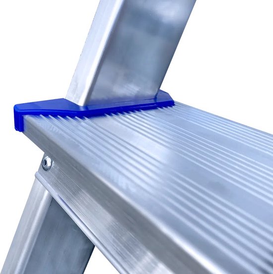 Detail van een zilveren trap met blauwe antisliprand op de trede.