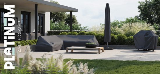 Grijze hoezen over tuinmeubelen op een terras: hoekbank, parasol, grill. Met logo.