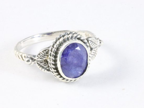 Fijne bewerkte zilveren ring met blauwe saffier - maat 17.5
